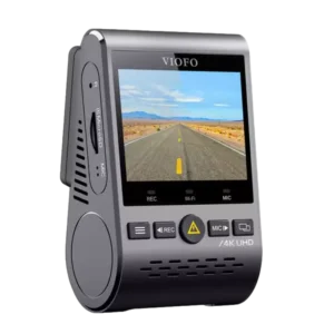מצלמת לרכב VIOFO A129 PRO ULTRA 4K מוצגת ברקע רכב, טכנולוגיה חדשנית לנהיגה בטוחה