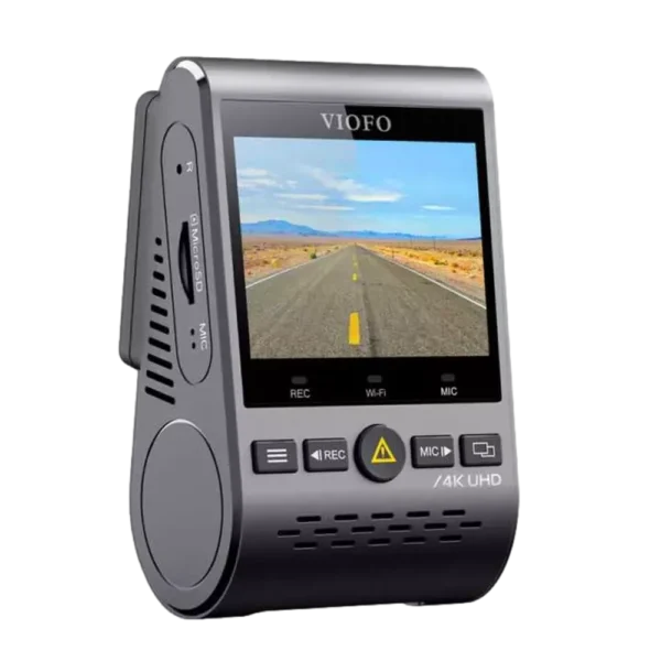 מצלמת לרכב VIOFO A129 PRO ULTRA 4K מוצגת ברקע רכב, טכנולוגיה חדשנית לנהיגה בטוחה