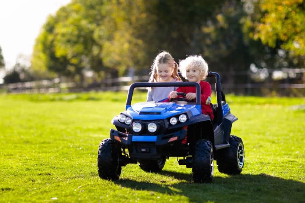 צעצועים ממונעים לילדים, אופנועים חשמליים לילדים, רכבים חשמליים לילדים, טרקטורונים לילדים, חוויית נהיגה לילדים, בטיחות ואיכות בצעצועים, משחקים חיצוניים לילדים