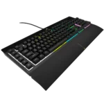 מקלדת גיימינג Corsair K55 RGB PRO בצבע שחור עם תאורת RGB מרהיבה, מקשי מאקרו ייעודיים ומשטח נשלף לנוחות מירבית, מוצגת על רקע שחור המדגיש את העיצוב המודרני והמתקדם שלה.