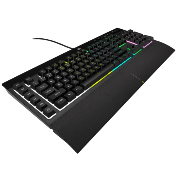 מקלדת גיימינג Corsair K55 RGB PRO בצבע שחור עם תאורת RGB מרהיבה, מקשי מאקרו ייעודיים ומשטח נשלף לנוחות מירבית, מוצגת על רקע שחור המדגיש את העיצוב המודרני והמתקדם שלה.