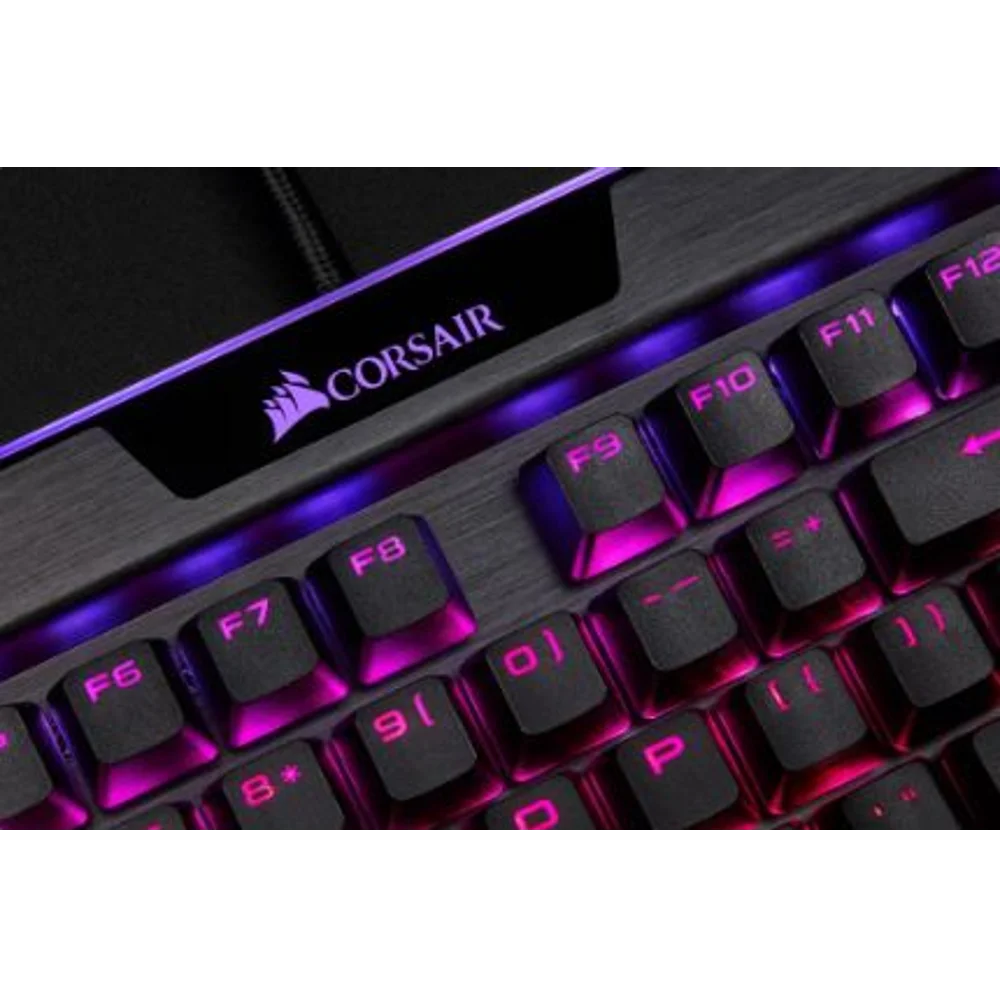 מקלדת גיימינג מכנית CORSAIR K95 PLATINUM XT בצבע שחור עם תאורת RGB מרהיבה, מקשי מאקרו ייעודיים וסוויטצ'ים CHERRY® MX Speed RGB Silver, מוצגת על רקע טכנולוגי מואר המדגיש את העוצמה והדיוק העילאי של המקלדת האולטימטיבית לגיימרים מקצועיים.