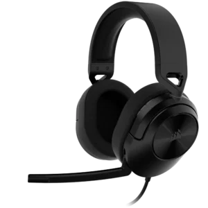 אוזניות גיימינג CORSAIR HS55 STEREO בצבע שחור, עם רפידות אוזניים נוחות, מיקרופון מובנה ועיצוב אלגנטי ומודרני, מונחות על רקע לבן.